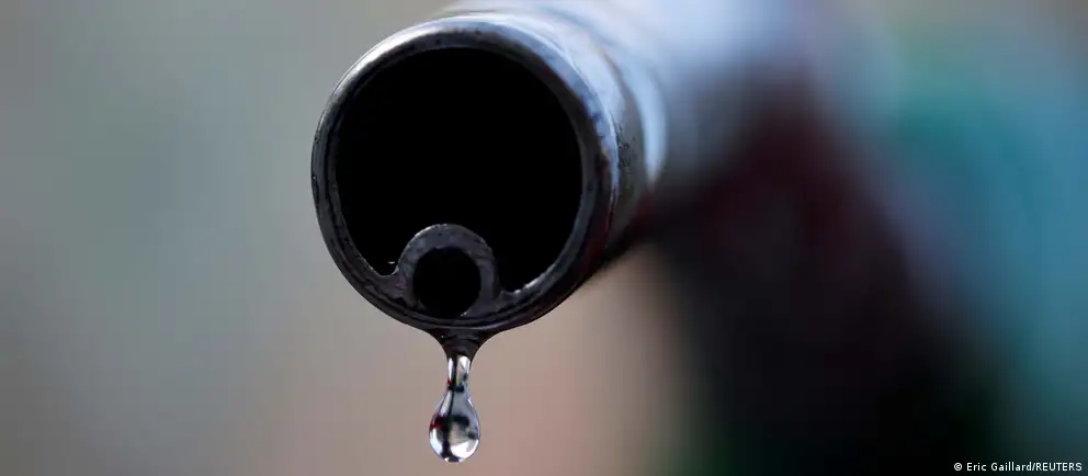 После ударов по нефтяной инфраструктуре в стране вырос дефицит топлива: в десятках регионов установлены ограничения на отпуск бензина и дизеля, вводятся рейды против спекуляций.