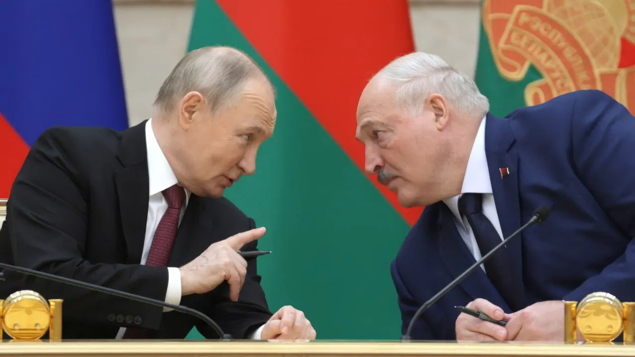 26 июня лидеры России и Белоруссии встретились без аккредитованных журналистов. Официальных пресс‑заявлений не было — обсуждались вопросы региональной безопасности, торгово‑экономического взаимодействия и ситуация у белорусско‑украинской границы.