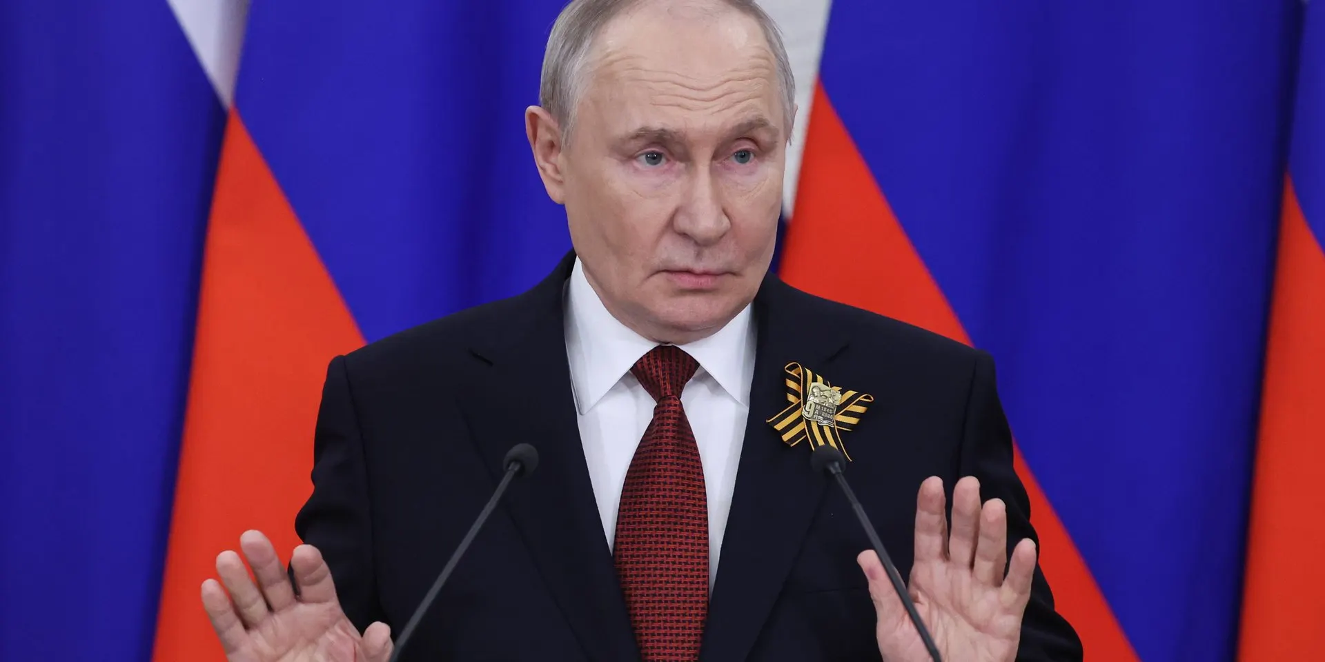 Высокопоставленные чиновники заявляют, что при сохранении нынешних расходов дефицит бюджета может резко вырасти. Путин поручил искать сокращения в невоенных статьях бюджета.
