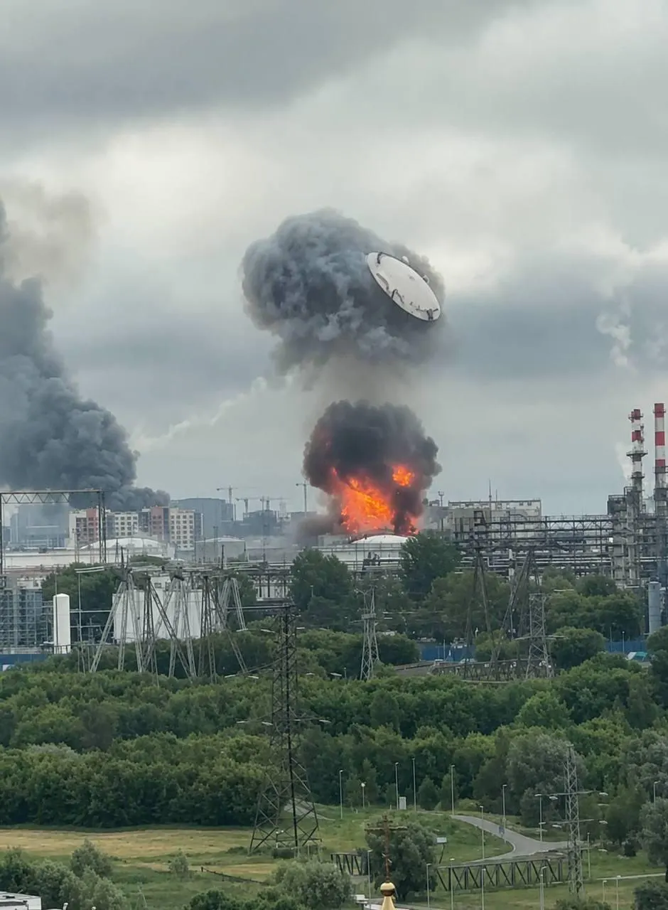 Минобороны сообщило о 555 сбитых дронах за ночь, около 180 из них — при подлёте к Москве. В Капотне горят резервуары НПЗ, пострадали объекты в столице и ряде подмосковных городов, введены ограничения движения.