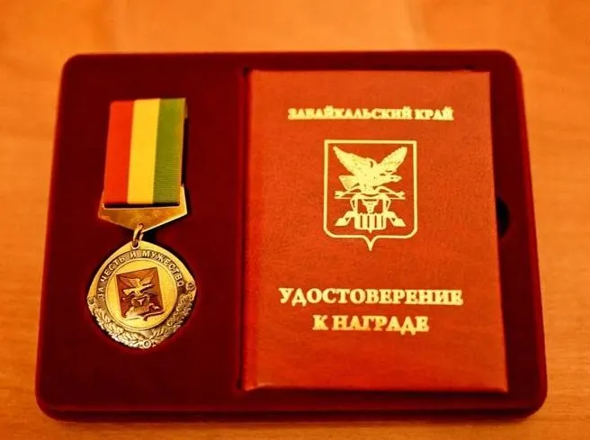 Депутаты единогласно одобрили ходатайство о присвоении 14‑летнему Максиму Самаркину медали «За честь и мужество». Трагедия произошла возле стройки в Чите: при повреждённом кабеле один из подростков погиб, спасая товарища.
