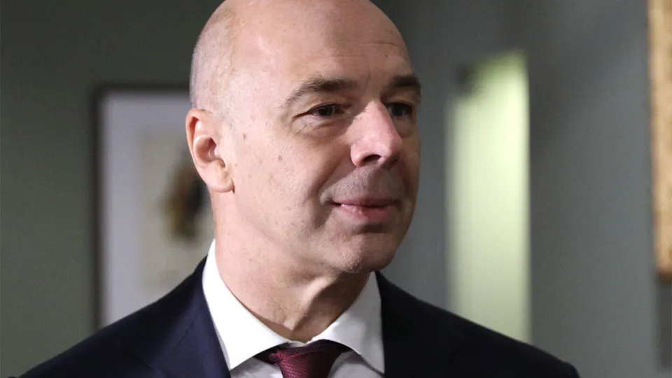 Минфин сообщил, что специальных фондов для защиты топливно-энергетического сектора создаваться не будет — фирмы должны самостоятельно закупать оборудование; одновременно атаки на НПЗ усилились, переработка и предложение топлива сократились, введены экспортные ограничения.