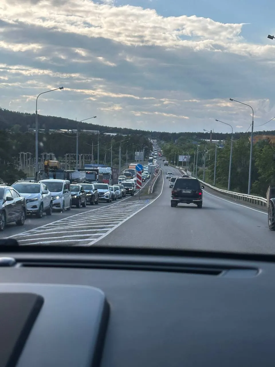 Авария перед пешеходным переходом в Песчанке сильно затруднила выезд из Читы по Агинскому тракту.