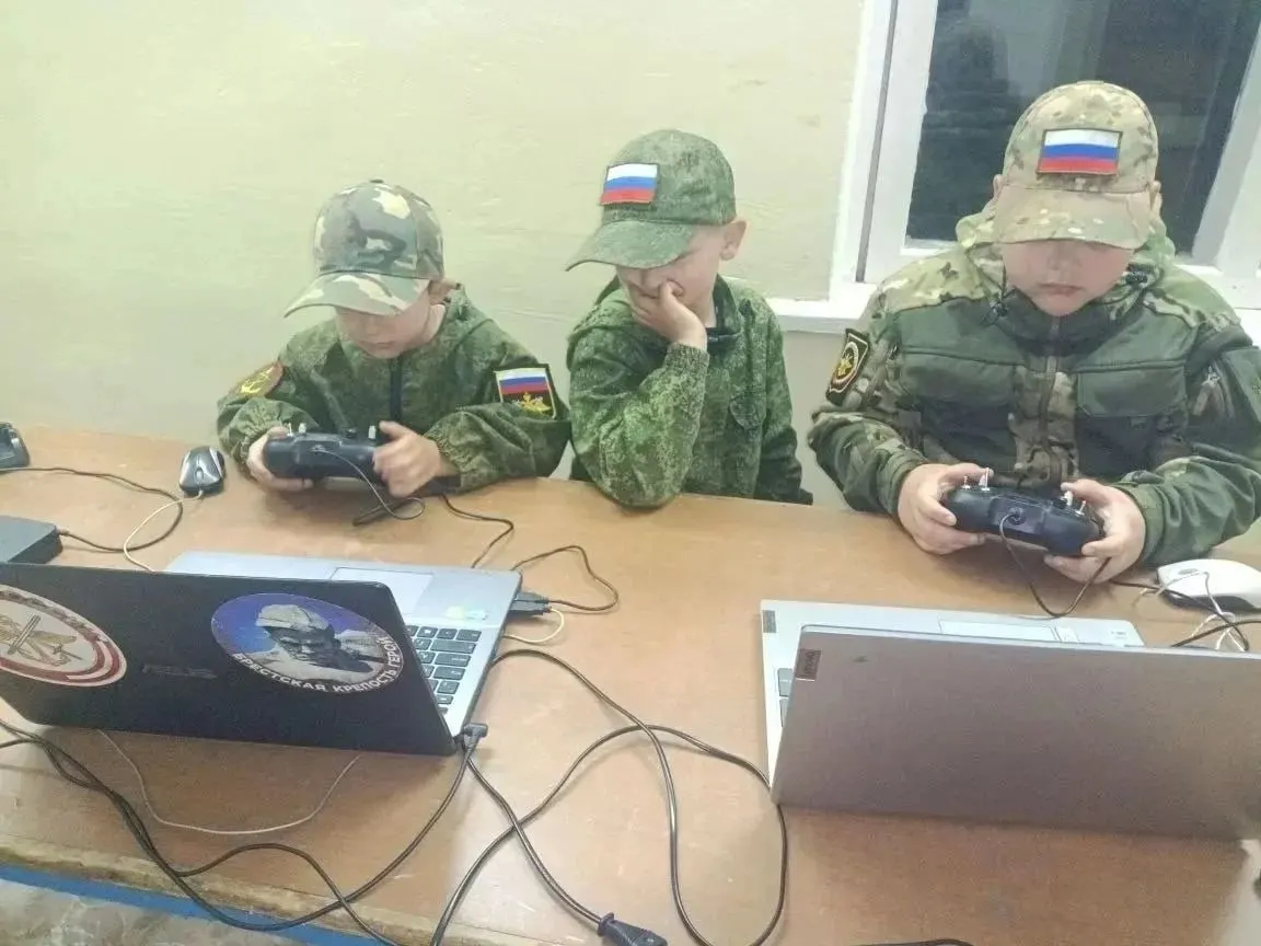 В Приморском крае открывают военизированные детские смены: в программе — теория полётов и управление беспилотниками, строевая подготовка, сборка оружия и основы тактической медицины. Режим строгий, телефоны ограничены.