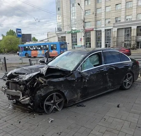 Ранним утром 5 июня в центре Читы водитель Mercedes проигнорировал запрещающий сигнал и врезался в Honda — водитель последней погиб. Суд отказался отправить обвиняемого в СИЗО, прокурор подал жалобу.