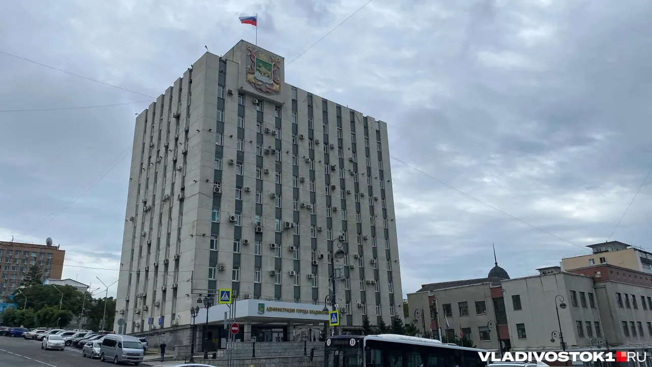 Министерство внутренней политики Приморского края принимает резюме с 1 по 29 июня. По новым правилам губернатор выдвигает двух претендентов, а депутаты открытым голосованием выбирают одного из них.