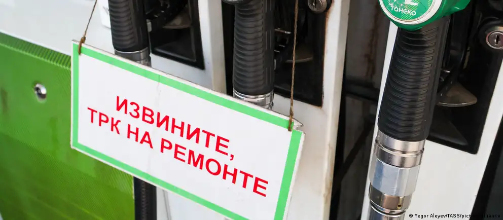 Президент сообщил, что нефтеперерабатывающие заводы работают на пределе мощности. По оценкам аналитиков, текущего производства бензина хватает примерно на 80% спроса; в более 50 регионах введены ограничения на розничную продажу топлива.