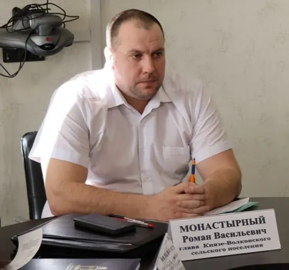 Совет депутатов проголосовал за отставку Романа Монастырного. Против выступил один депутат, потребовавший учесть около 300 подписей жителей в его защиту.