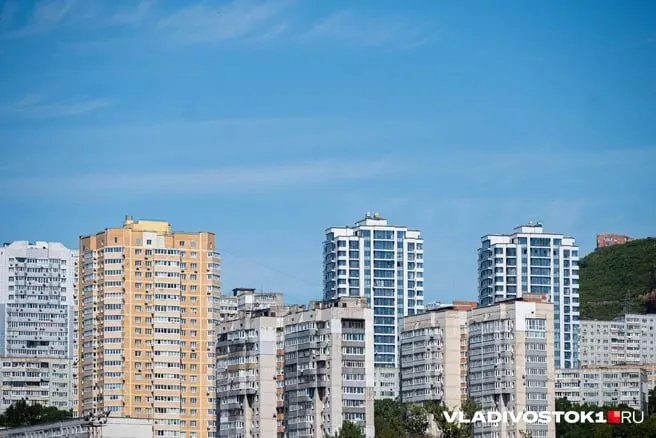 Министерство архитектуры Приморского края утвердило 20‑летний план КРТ: 26 проектов, 23 из них во Владивостоке. Программа охватывает жилищную, социальную, транспортную и инженерную инфраструктуру.