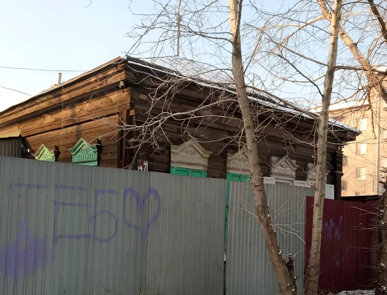 Одноэтажное деревянное здание начала XX века на Ингодинской, 47, предлагают инвесторам для восстановления в рамках программы «Дом за рубль». Приём заявок до 15 июля, аукцион — 17 июля.