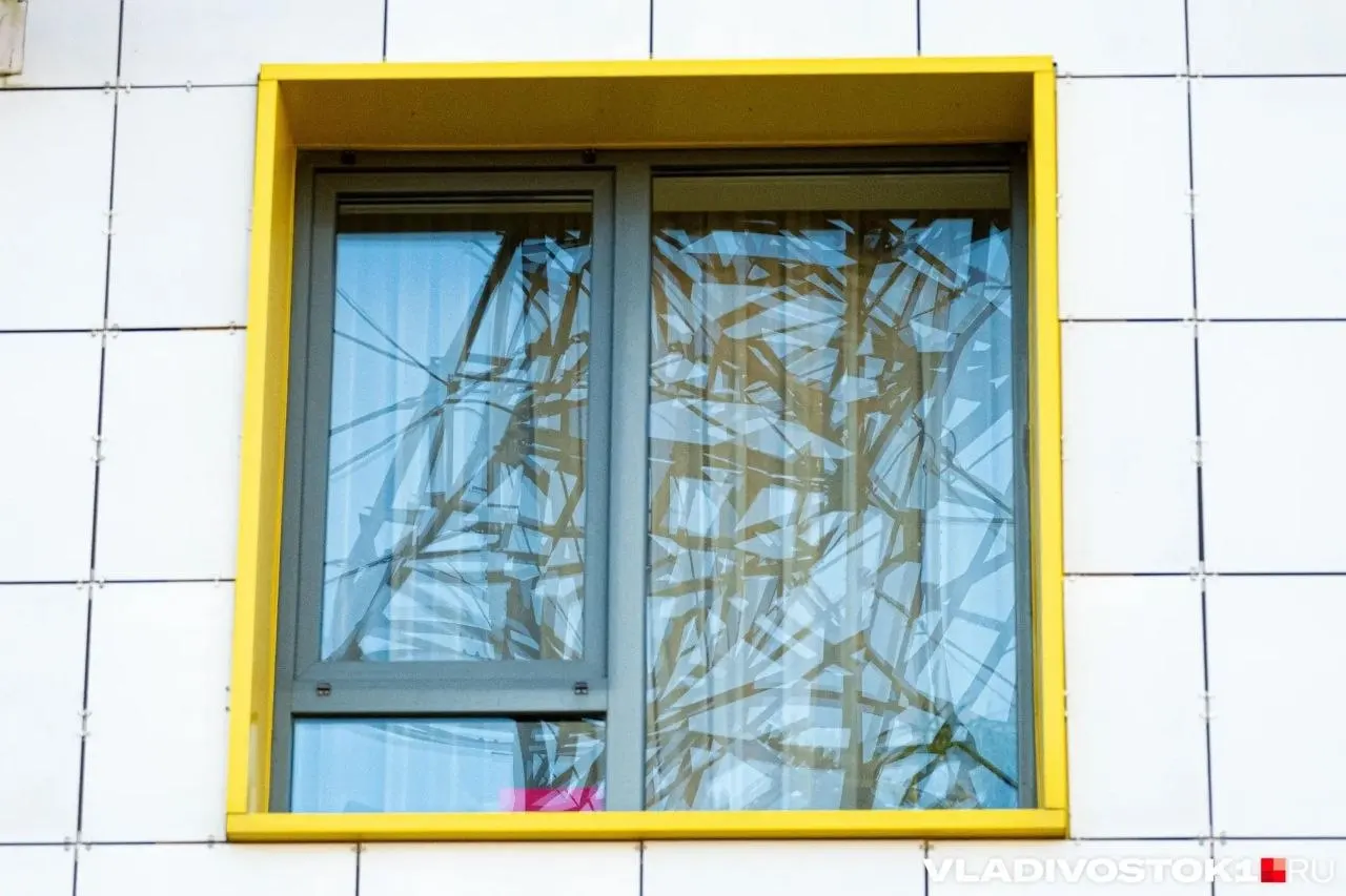 По данным краевого Минздрава, трагедия случилась вечером 8 июня на улице Нейбута, 24; мальчик скончался от полученных травм.