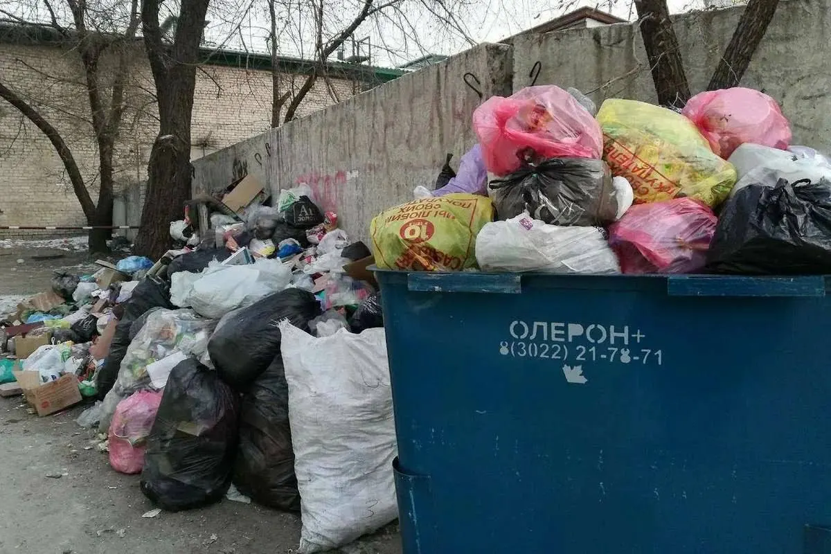В четырёх районах Забайкальского края временно остановлена работа мусоровозов. Региональный оператор объясняет это дефицитом топлива на фоне атак беспилотников на нефтеперерабатывающую инфраструктуру; услуги обещают возобновить после стабилизации ситуации.