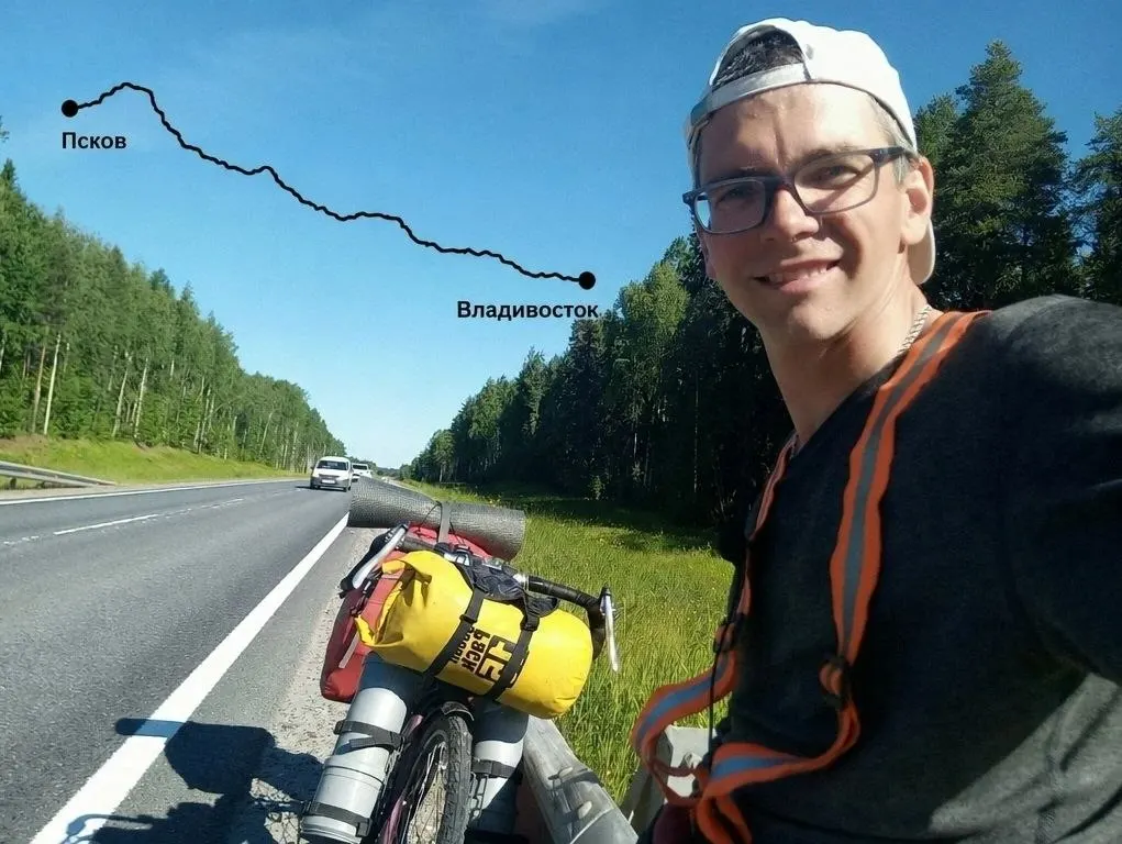 Мужчина из Пскова отправился 1 мая в велопутешествие до Владивостока и сейчас достиг посёлка Хилок в Забайкальском крае, делясь впечатлениями в соцсетях.