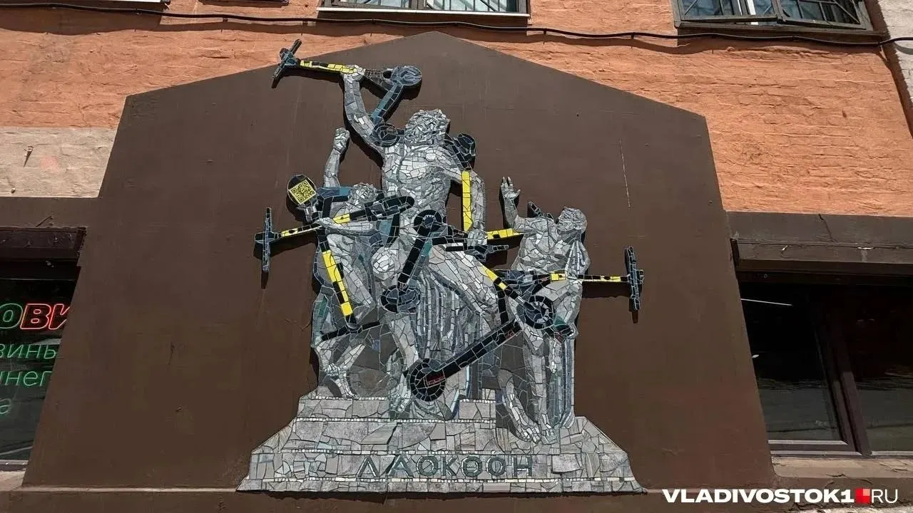 Авторы арт‑объекта снимут мозаичную скульптуру после жалобы соседнего магазина. Администрация города поддерживает художников, но обязана реагировать на обращения.