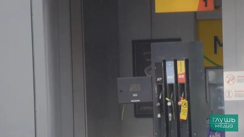 Власти обсуждают допуск нефтепродуктов, не полностью соответствующих требованиям по содержанию серы и другим показателям качества, как меру для стабилизации рынка топлива в России.