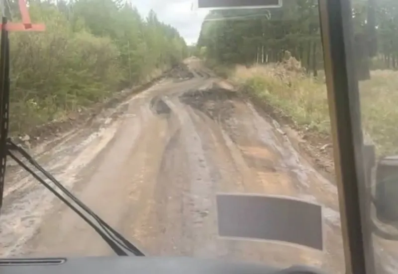 В Забайкальском крае выпускников из отдалённых сёл временно поселят в пришкольном интернате перед ЕГЭ — из‑за плохих дорог и риска задержек рейсов автобусов и грузовиков поездки становятся ненадёжными.
