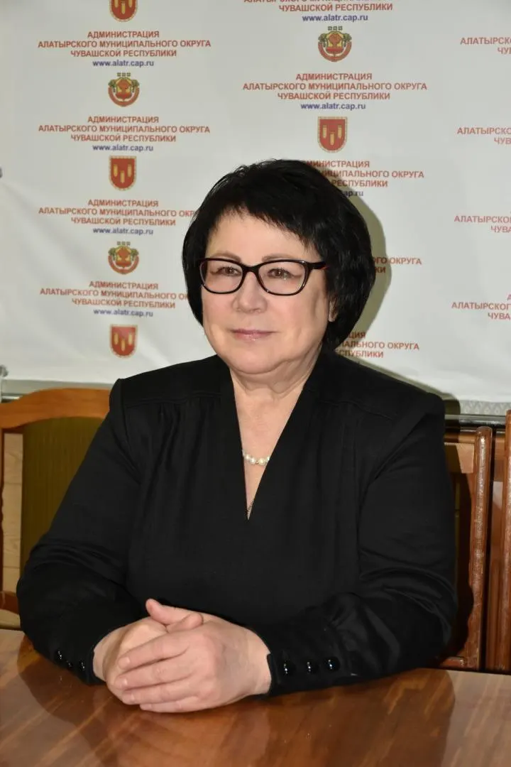 Нину Шпилеву во второй раз завели уголовное дело по статье о злоупотреблении полномочиями: ранее её уже судили за передачу детям‑сиротам непригодных квартир, ущерб был возмещён, а дело закрыто по срокам давности.
