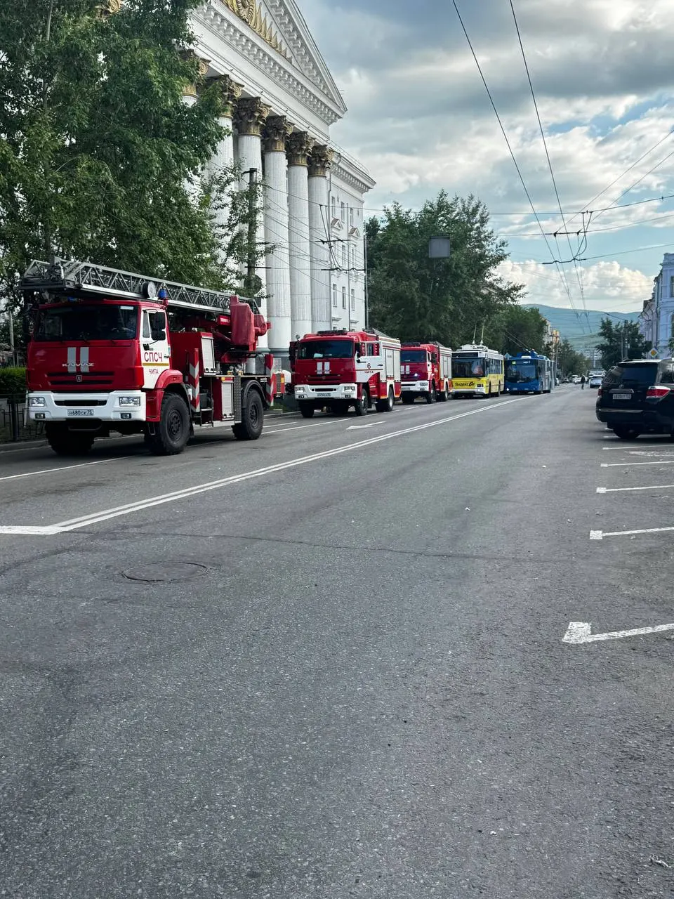 Троллейбусы остановились на улице Ленина и не могут свернуть на Ленинградскую, из‑за чего образовалась крупная пробка. Перекрытие связано с учениями МЧС.