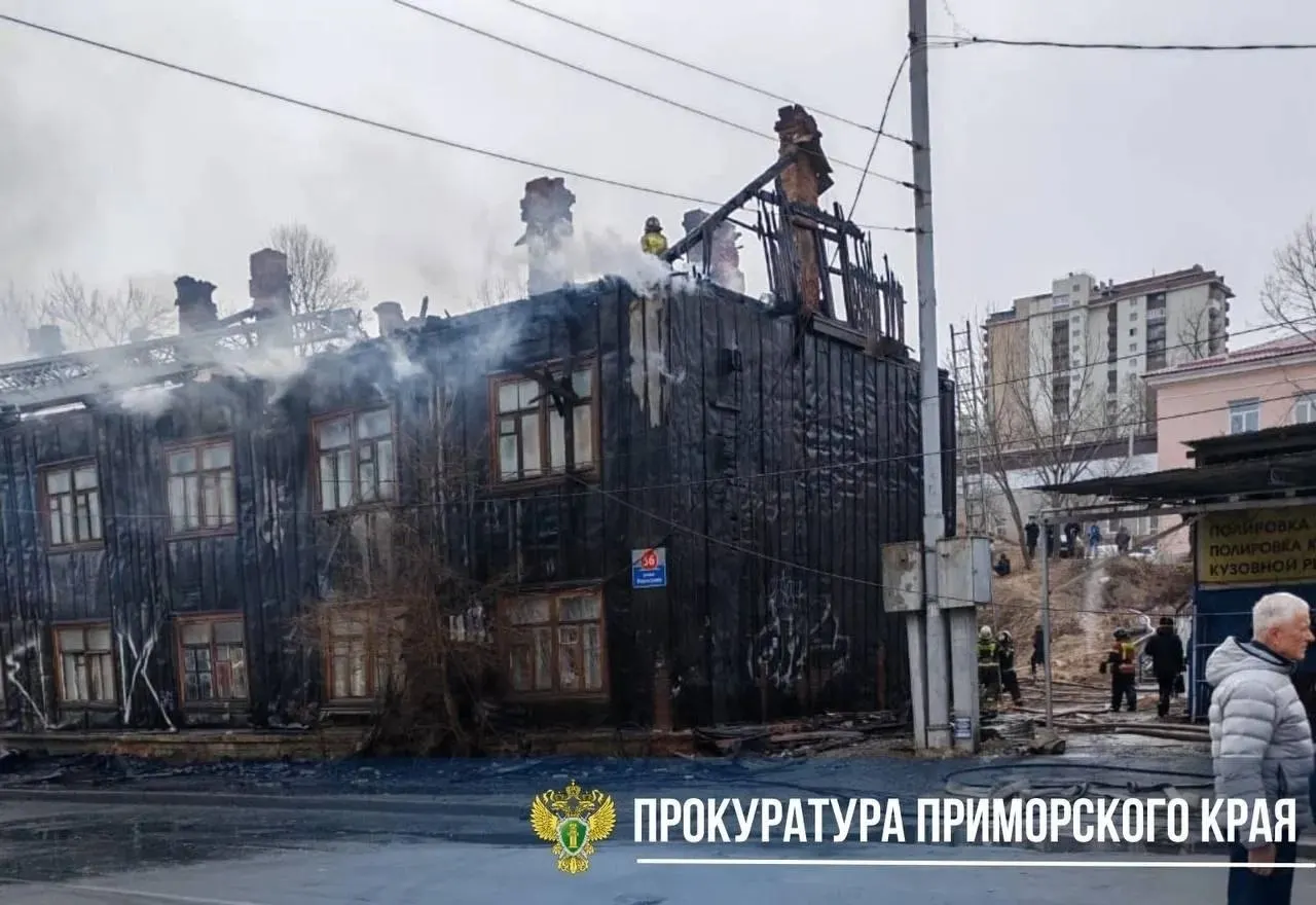 Суд признал директора УК виновным по ст. 238 УК РФ за оказание услуг, не отвечающих требованиям безопасности; при пожаре в аварийном бараке на улице Борисенко во Владивостоке погибла женщина. Ему назначено наказание — 3 года 6 месяцев в колонии общего режима.