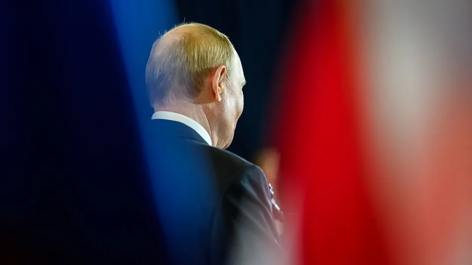 «Открытый» рейтинг доверия президента, при котором респондентам предлагают самим назвать политиков, перестал выходить в апреле. Он опускался до 29,5% — при том, что в «закрытом» опросе доверие показывают более 70%. Одобрение деятельности правительства и президента остается выше, но также демонстрирует снижение.