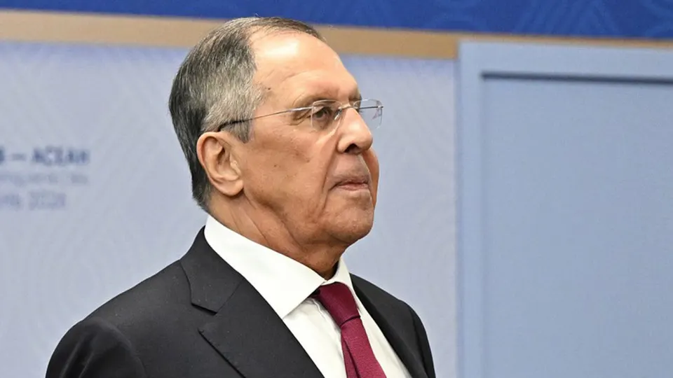 После самой масштабной ночной атаки дронов на Москву глава МИД заявил, что по указанию президента вооружённые силы будут регулярно проводить групповые удары по целям, от которых зависит боеспособность украинских войск.