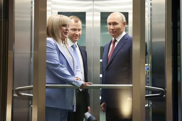 Пресс‑секретарь президента заявил, что подготовка к выборам 2026 года продолжается и официальных документов о переносе или отмене не имеется, в то же время источники связывают слухи о переносе с просьбами силовых структур.