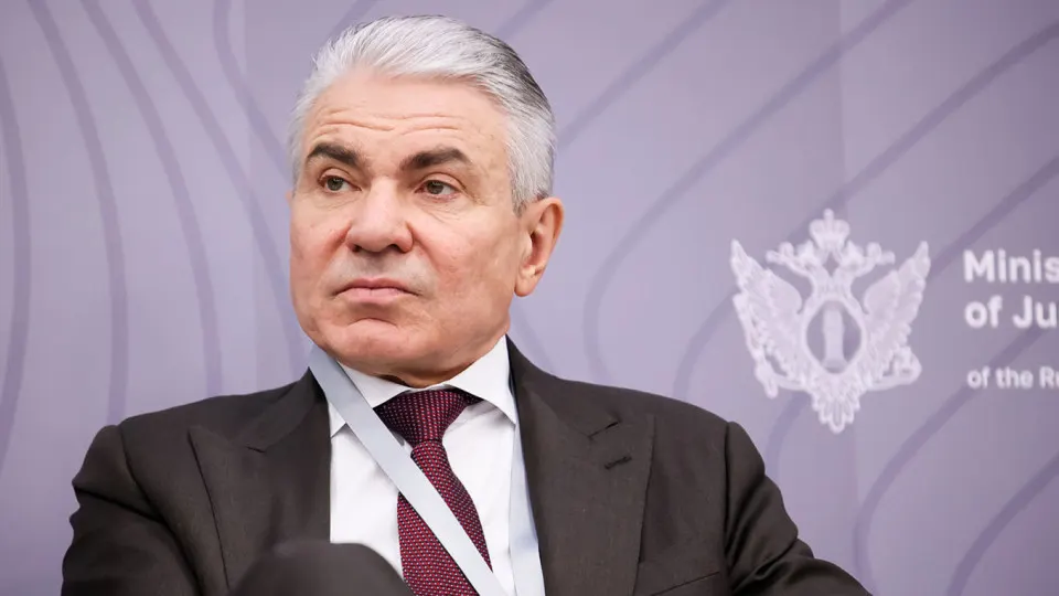 Замминистра заявил, что разработчики ИИ должны устанавливать защитные фильтры, не допускающие деятельности, сравнимой с работой «иноагентов», и нести административную, уголовную или финансовую ответственность; обсуждается также идея «суверенных» моделей.