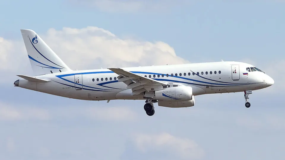 18 июня во время взлёта у самолёта Sukhoi Superjet 100 оторвались капоты второго двигателя. Экипаж вернулся в аэропорт и благополучно посадил судно в Екатеринбурге. Это уже четвёртый зафиксированный инцидент такого рода; расследования связывают подобные случаи с ошибками при техническом обслуживании.