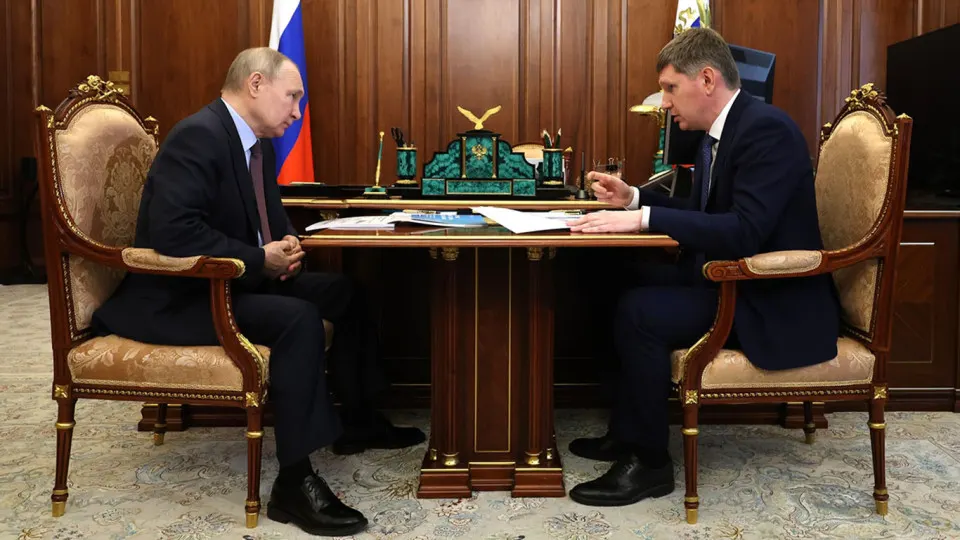 Президент потребовал ускорить рост инвестиций как ключевой показатель работы власти. В правительстве и у экспертов признают: бюджетная экономия, высокие ставки, снижение доверия бизнеса, национализация и логистические трудности сдерживают вложения и уже ведут к их сокращению.