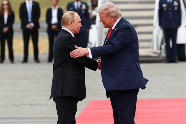 Президент заявил о готовности Москвы вернуться к переговорам на основе договорённостей, достигнутых в Стамбуле весной 2022 года — эти положения предусматривали отказ от вступления в НАТО и другие гарантии, а судьба Крыма и частей Донбасса должна была решаться отдельно.
