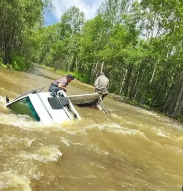 Из‑за сильных дождей село Аца в Красночикойском округе оказалось отрезанным: дорогу затопило, один мост признан аварийным, есть кадры утонувшей машины. Администрация предупреждает о высокой опасности на берегах рек.