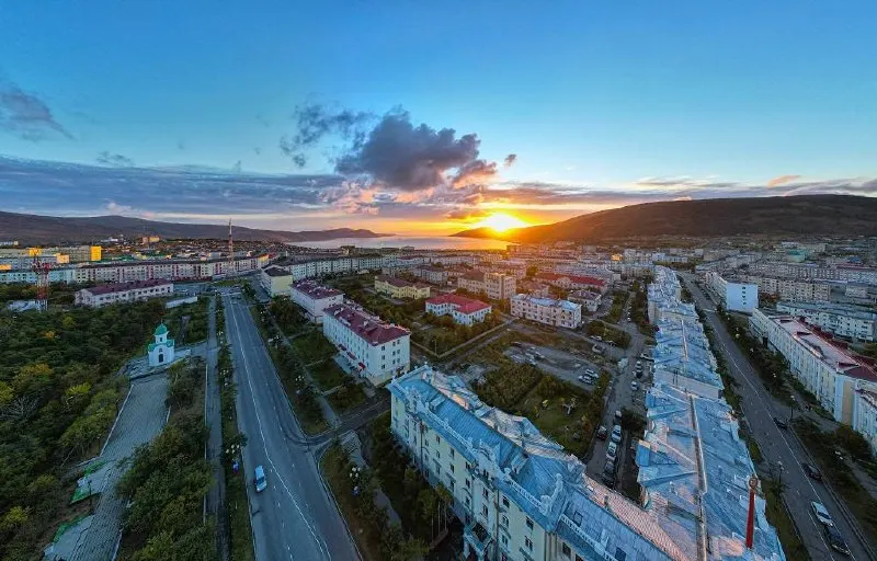 В 2015 году городская дума Магадана сместила дату основания с 1939 на 1929 год. Решение вызвало споры между чиновниками, экспертизой РАН и местными историками — и готовит почву для масштабного столетнего юбилея в 2029 году.