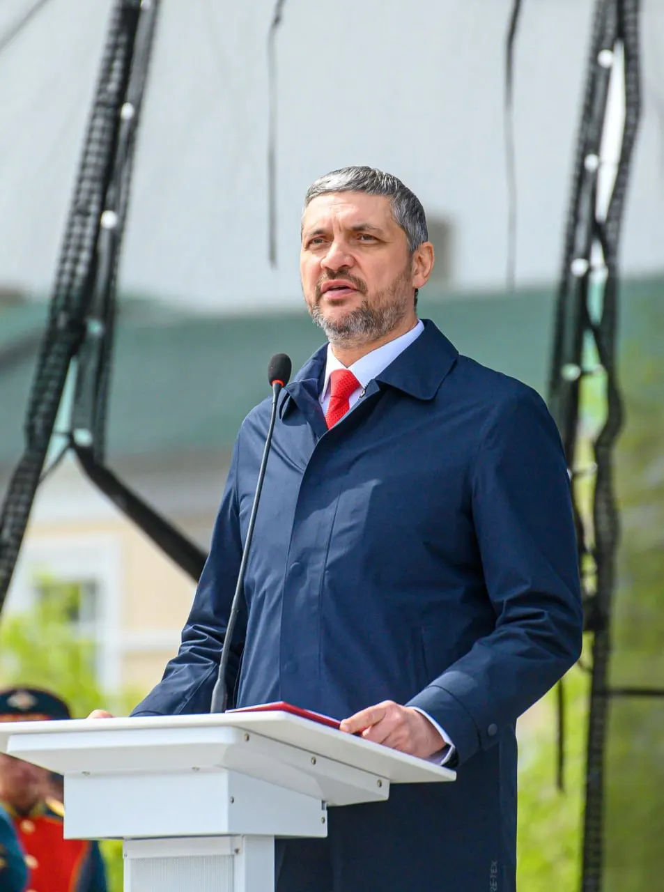 Александр Осипов привёл пример молодого специалиста с зарплатой свыше 200 тыс. рублей, который считает создание семьи преждевременным; в крае фиксируют заметное снижение рождаемости.