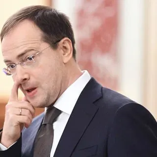 Помощник президента Владимир Мединский выступил за привязку вузовского обучения к обязательной отработке и трудовым контрактам, предлагая вернуть административные методы распределения кадров вместо рыночных механизмов.