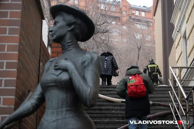 В музее-заповеднике истории Дальнего Востока сообщили, что разборка экспозиции — часть плановой реэкспозиции; параллельно проводится реорганизация библиотечного собрания, при этом музейные ценности не затронуты.