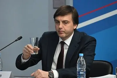Ведомство утвердило внеклассный список литературы на летние каникулы, куда вошли современные произведения патриотической направленности, в том числе книги о защитниках и героев специальной военной операции.