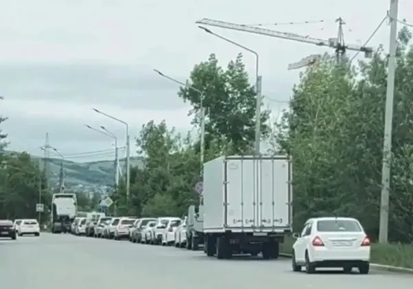 В ряде регионов, в том числе на Дальнем Востоке, сети АЗС временно ограничили отпуск бензина и дизеля. Власти объясняют меры логистическими трудностями и повышенным спросом, дефицит усугубляют удары по нефтеперерабатывающим объектам.