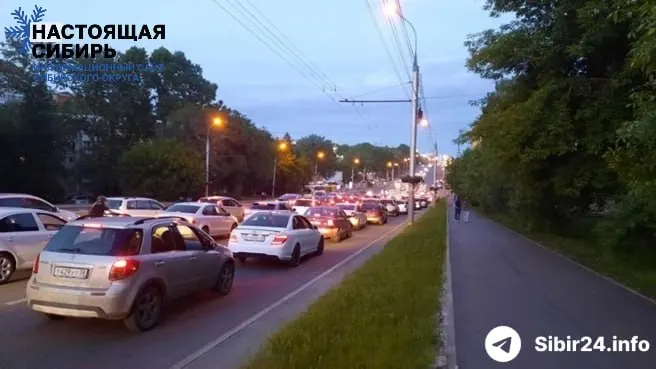 В нескольких сибирских регионах ввели лимиты на бензин. В Иркутске розничные сети частично прекратили продажи, а водители проводят в очередях по 8–9 часов.