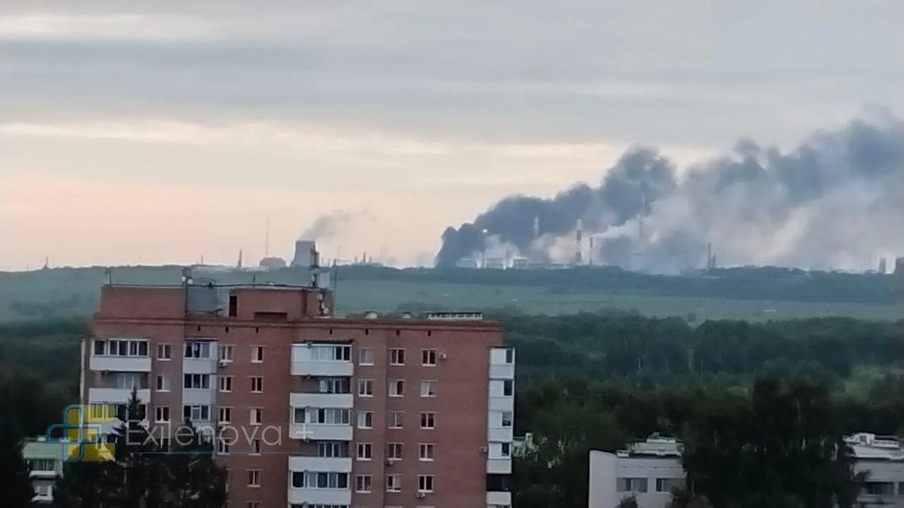 В Нижнекамске и на заводе в Тольятти начались пожары после попаданий дронов. Есть пострадавшие; Минэнерго связывает сбои с поставками бензина с атаками на нефтеперерабатывающие предприятия.