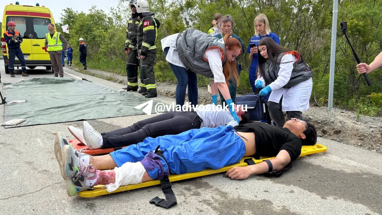 На острове Русский прошла практическая часть совместных учений по медицине катастроф: спасатели отрабатывали эвакуацию пострадавших после инсценированного столкновения двух туристических автобусов с участием российских и китайских граждан.