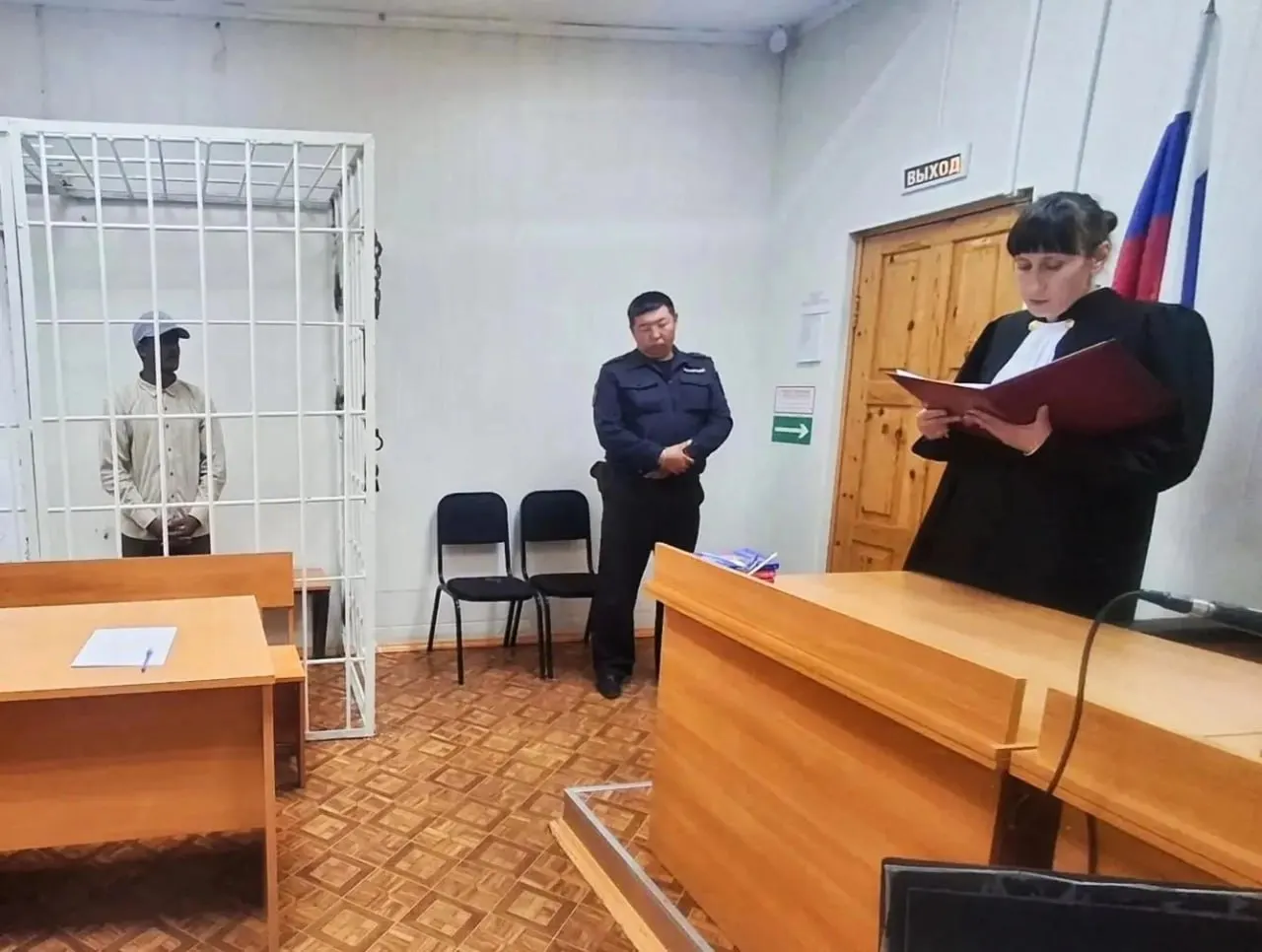 Иностранец пешком пересёк границу с Россией, был обнаружен на ферме; суд признал вину, штраф снизили до 20 тысяч рублей, сейчас он содержится во временном центре для иностранцев.