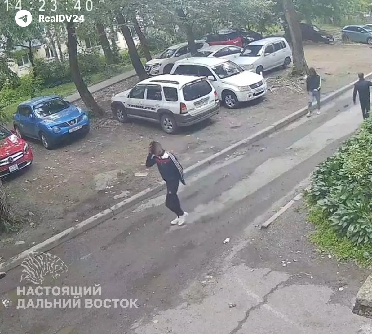 Toyota Crown врезалась в Mercedes-Benz во Владивостоке. Пассажиры первой машины бросили автомобиль, угрожали прохожим предметами, похожими на оружие; один из мужчин — бывший участник СВО. Полиция устанавливает обстоятельства и личности.