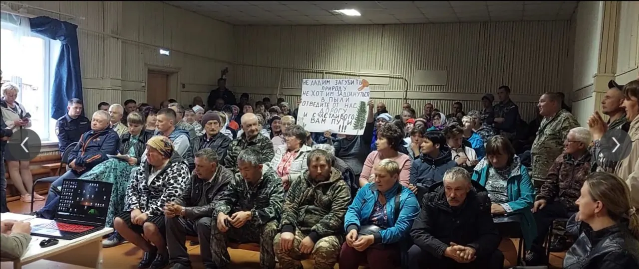 Забайкальский краевой суд отменил запрет первой инстанции на дорогу для углевозов. Экологи и местные жители считают, что трасса угрожает пойме реки Чикой, редким растениям и здоровью населённых пунктов рядом с маршрутом.