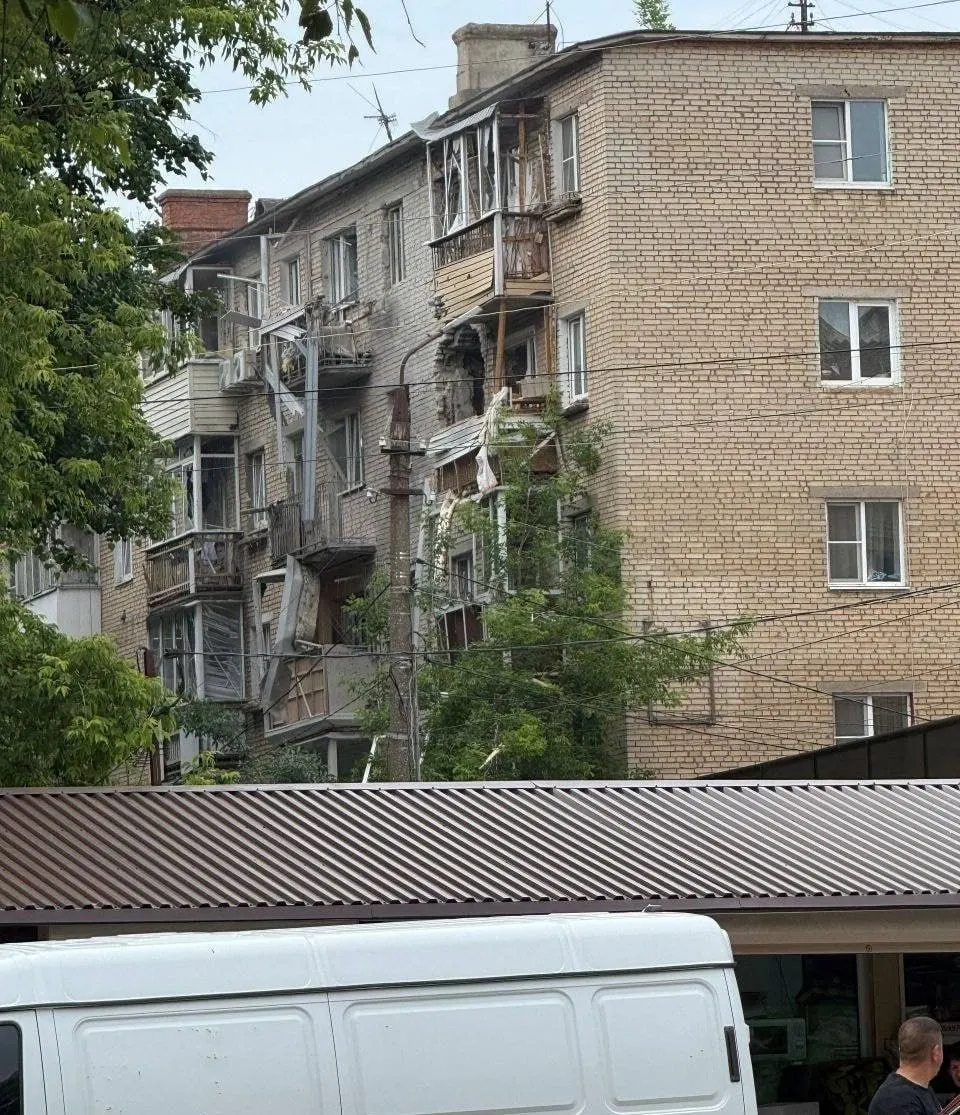 В Щёкино (Тульская область) беспилотник поразил многоквартирный дом — жители эвакуированы, пострадавших не зафиксировано. Минобороны сообщает о 301 сбитом дроне по регионам; около Москвы число достигло 80. В аэропортах введены ограничения.