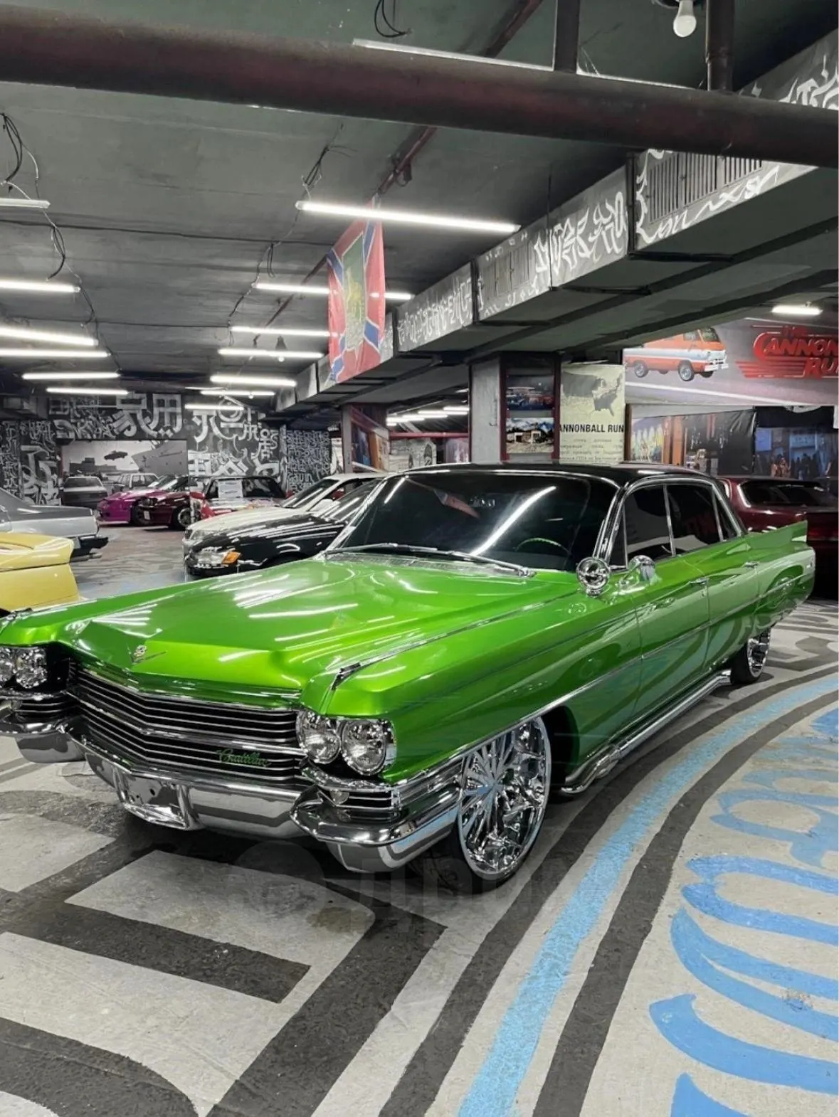 Во Владивостоке выставлено на продажу уникальное авто — кастомный Cadillac DeVille 1964 года из Калифорнии. В объявлении указана цена — 3,6 млн рублей.
