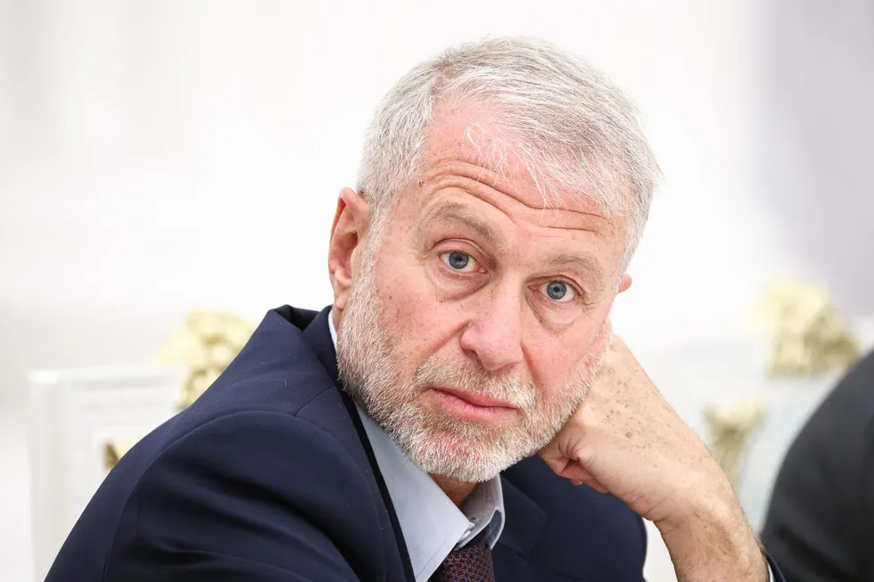 По данным нескольких источников, в мае 2026 года российский бизнесмен Роман Абрамович приезжал в Киев, встречался с Владимиром Зеленским и передавал ему предложение о личной встрече с президентом России.