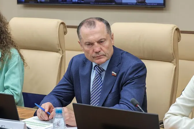 Член Комитета Совета Федерации по науке и образованию предложил законодательно закрепить формат, при котором учащиеся вузов и колледжей будут проводить на базовых предприятиях до 50% учебного времени. В инициативе не оговариваются вопросы оплаты и защиты прав студентов.