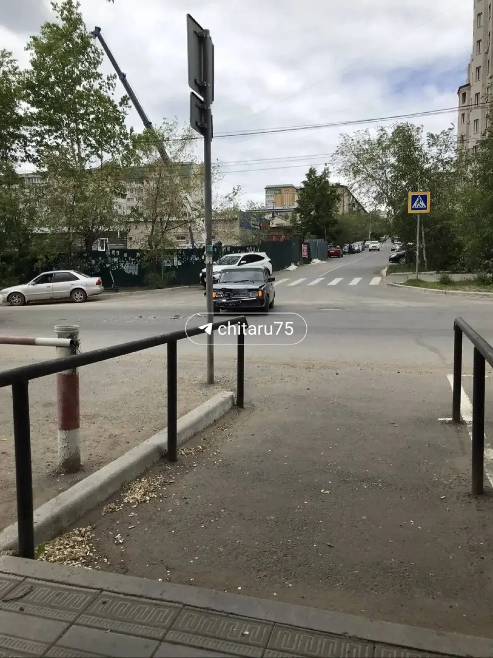 На Амурской в Чите случилось цепное столкновение: несколько автомобилей остановились вдоль проезжей части, один «Жигули» остался на перекрёстке с Красноярской.