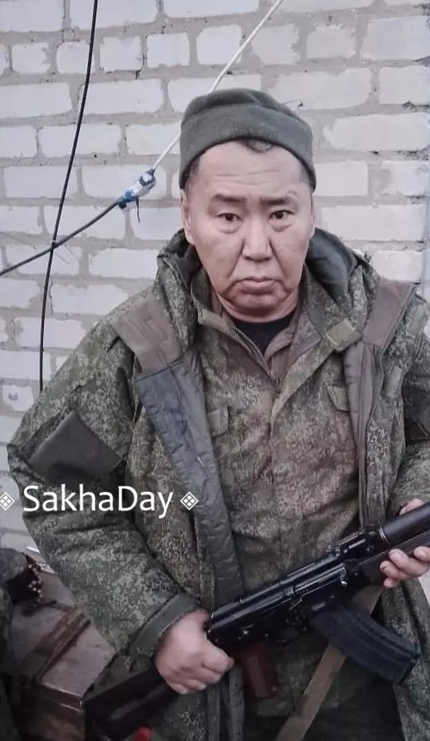 Бывший полицейский, осужденный за смерть супруги, заключил контракт с Минобороны, уехал на войну, вернулся в Якутск и заявил детям о желании жить вместе. Родственники говорят, что он не поддерживал семью и соседствует с ними у брата.
