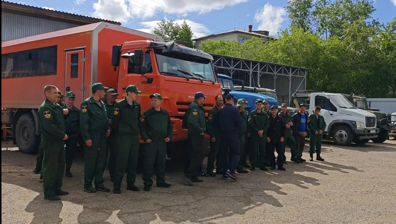 Пятьдесят сотрудников авиаотделений из разных округов Забайкалья отправились в Красноярский край — регион ввёл режим ЧС, в авиазоне зарегистрировано более 120 лесных пожаров.